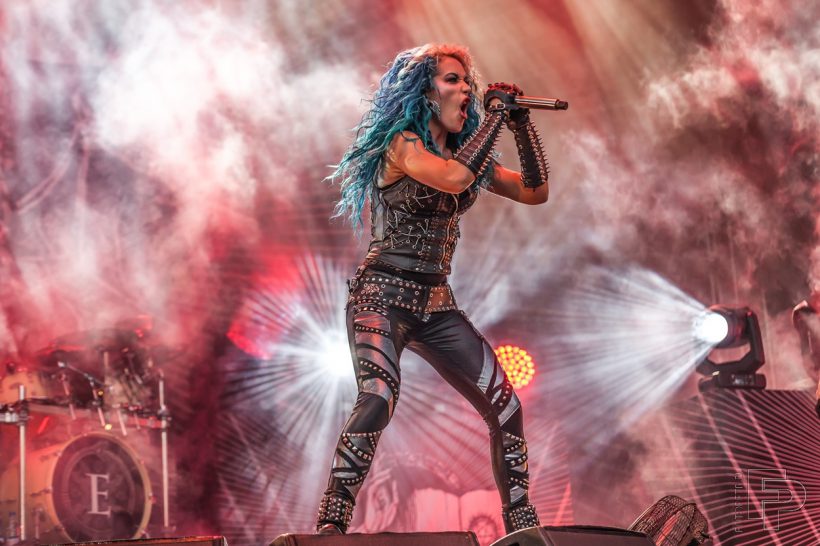 Zpěvačka Arch Enemy Alissa White-Gluz rozjela show před fanoušky na Masters of Rock
