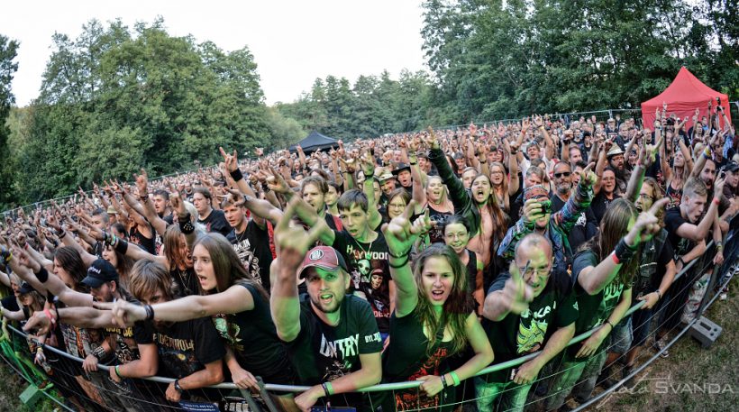 Na warm-up večeru festivalu Rock Heart v Moravském Krumlově byli plné ochozy fanoušků rockové muziky.