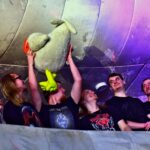 Fanoušci koncertu DragonForce s kuřetem v brněnském Sonu/foto: Honza Švanda
